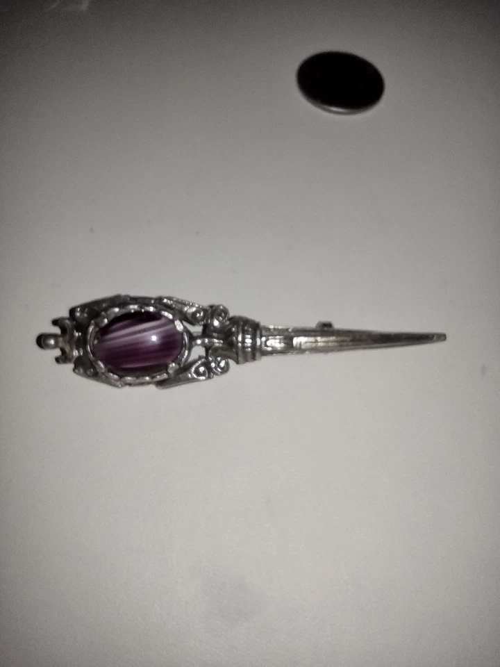 Broche milagroso vintage, vidrio estilo piedra púrpura, firmado Foto 3 de 4