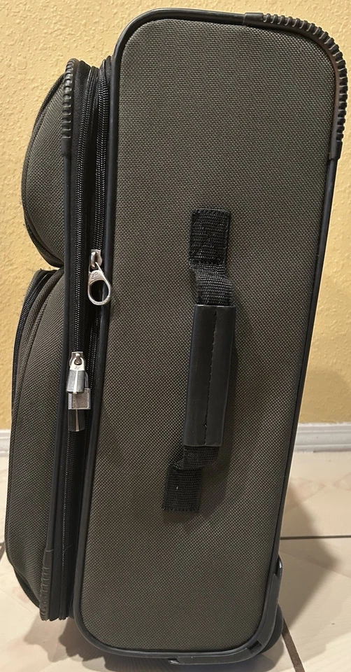 Maleta Check-In American Touristor 22” X 14”, asa desechable. Foto 3 de 4