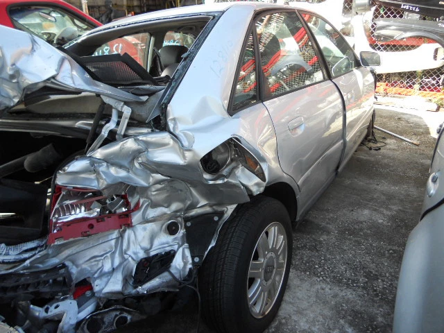 Actuador cerradura puerta pasajero delantero derecho audi a4 2000 Foto 3 de 4