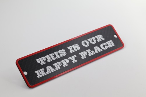 Letrero de pared "ESTE ES NUESTRO LUGAR FELIZ" fibra de carbono real valla de jardín placa de regalo - Imagen 11 de 13