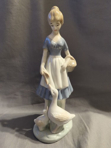 Simpson Giftware Porzellanfigur ""Bauernmädchen mit Enten Gänsekorb"" GEBRAUCHT - Bild 2 von 11