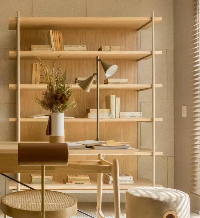 Lámpara de mesa contemporánea minimalista de latón Foto 4 de 4