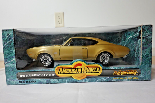ERTL 7848 1969 Gold Oldsmobile 4-4-2 W-30 American Muscle 1:18 Scale