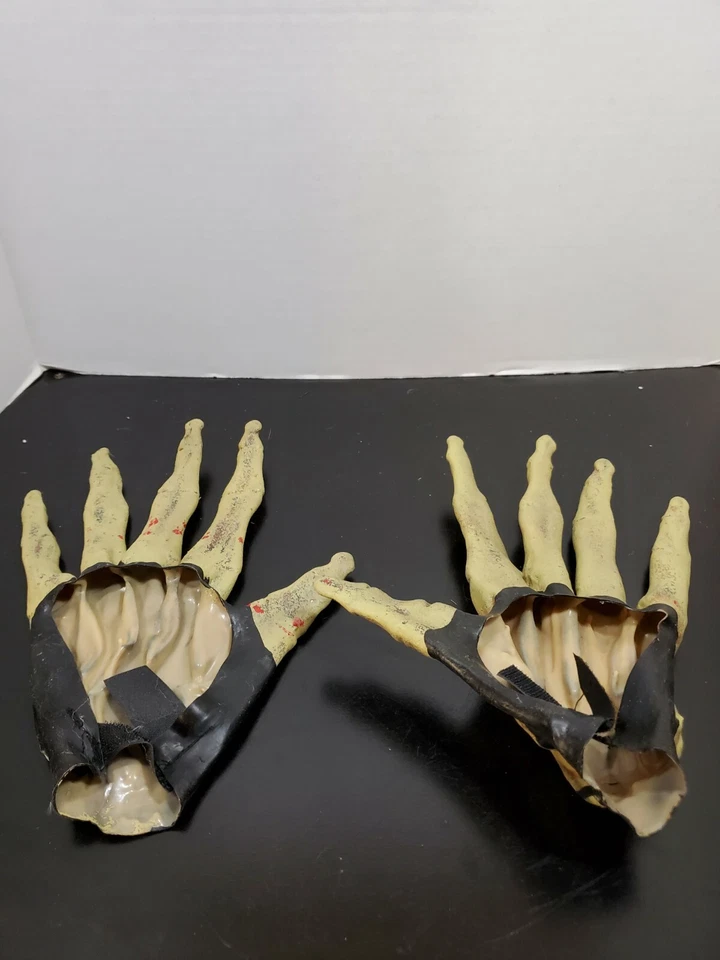 Manos esqueléticas blancas finas para Halloween Foto 2 de 2