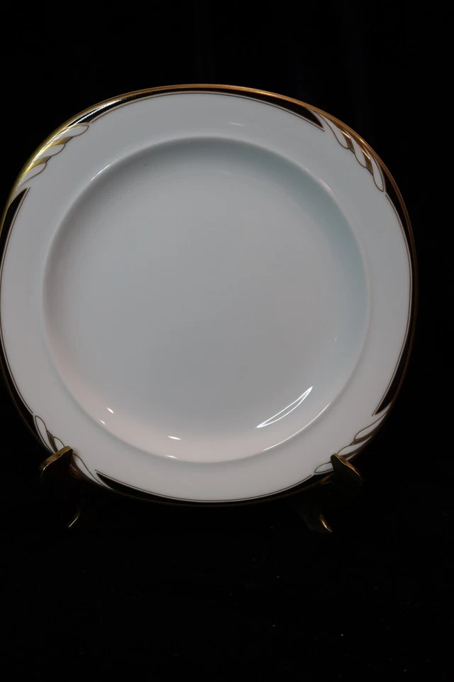 MIKASA OMEGA L2058 BLANCO CON REMOLINO NEGRO Y DORADO EN BORDE 12 PLATOS DE ENSALADA 8" DE ANCHO Foto 2 de 4