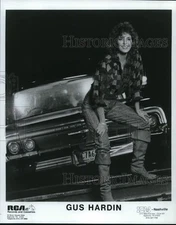 1984 Press Photo Singer Gus Hardin by car - pip16583