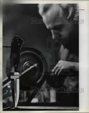 1978 Press Photo Michael Franklin finishing knives at work - cvb36078