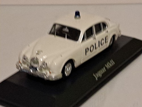 1:43 scale Jaguar Mkll British Police diecast model car - Picture 9 of 10