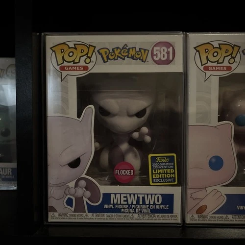 Funko Pop!: Mewtwo (Flocked) #581 Exclusive Pokémon SDCC w/ Protector