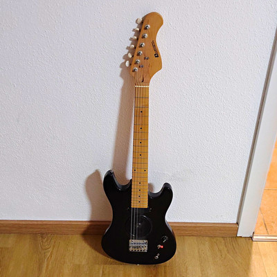 E-Gitarre 6-saitig Di Mavery Kindergröße, eine Saite Abgerissen, guter Zustand