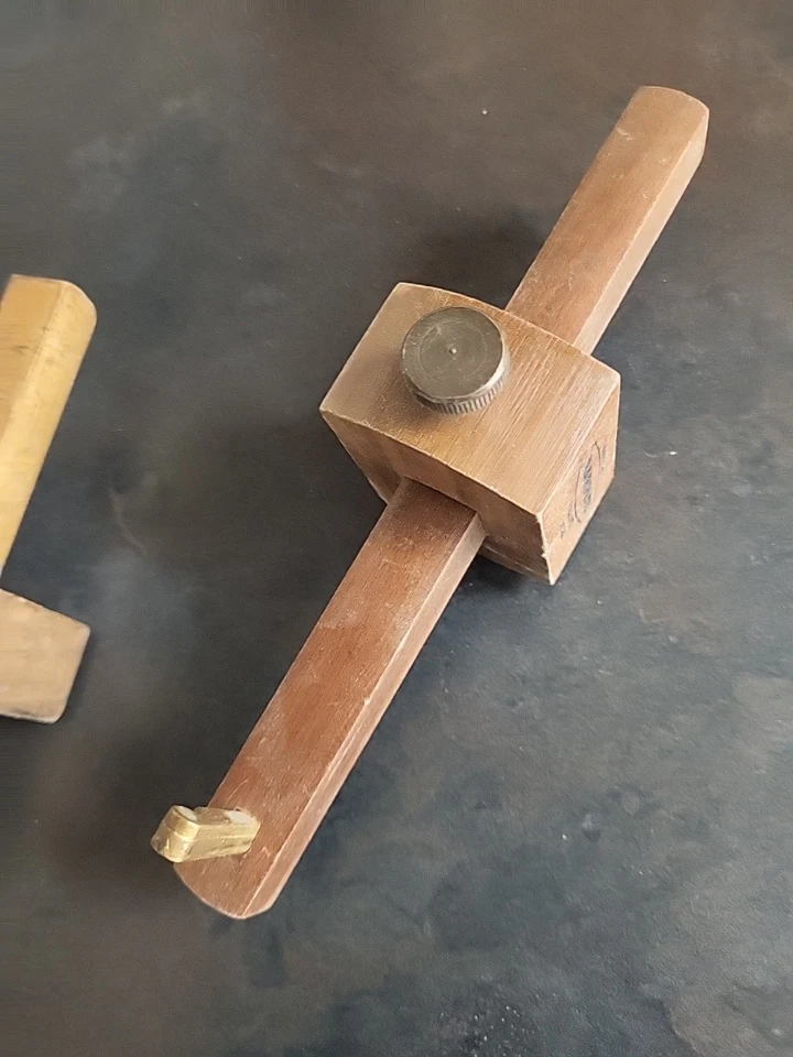 Lote de dos marcadores de madera, uno es una canicas M2083 otro desconocido hecho en EE. UU. Foto 3 de 4