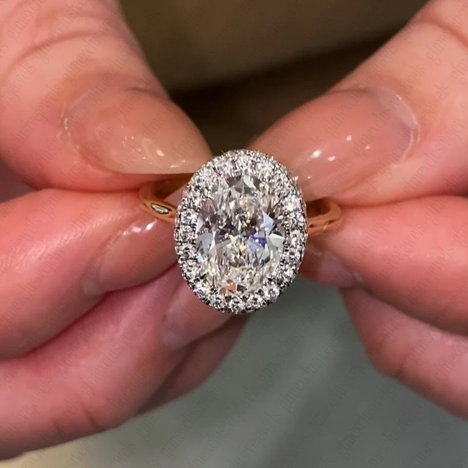 Anillo de compromiso con halo de moissanita de corte ovalado de 2,32 TCW en oro sólido de dos tonos de 14 K Foto 2 de 4