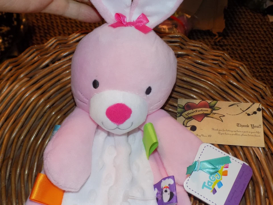 MANTA DE SEGURIDAD TAGGIES CONEJITO CONEJO ROSA COLORIDO FLATSIE MINKY DOT ABDOMEN TAGS Foto 3 de 4