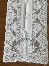 VTG Quaker Lace Table Runner
