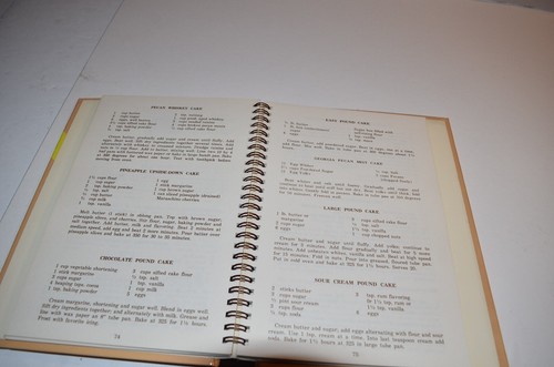 Famous Recipes Mrs Wilkes Boarding House Historic Savannah Cookbook HB Spiral - Imagen 10 de 12