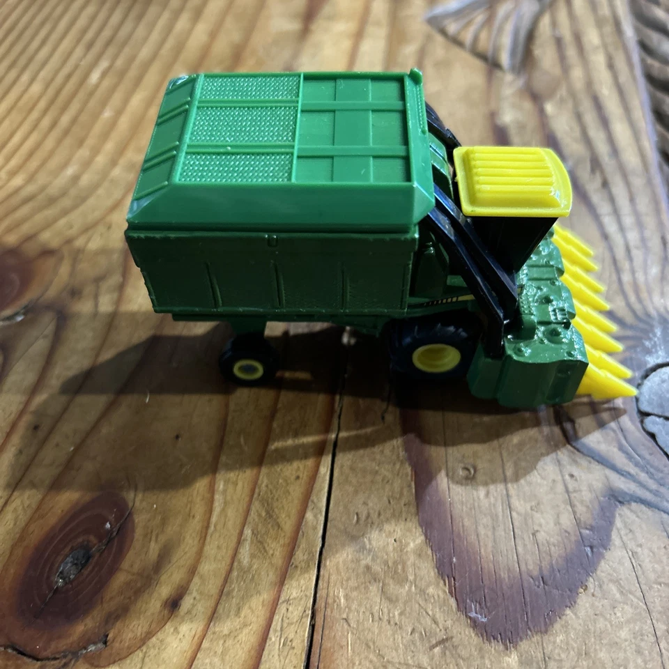 ERTL John Deere Cotton Picker Combine, Green, 1/64 Great condition - Image 3 of 4
