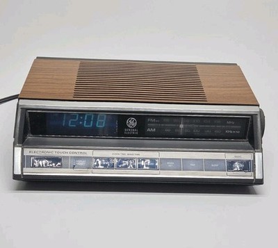 Vintage GE General Electric 7-4662B AM/FM Alarm Clock Radio Wood Grain