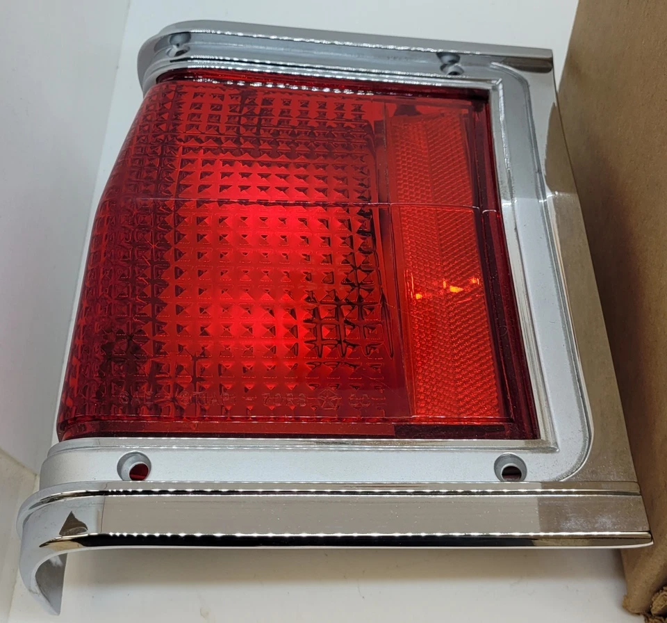 Conjunto de lámpara de luz trasera izquierda Plymouth Satellite Station Wagon 1970 3403935 NOS. Foto 3 de 4