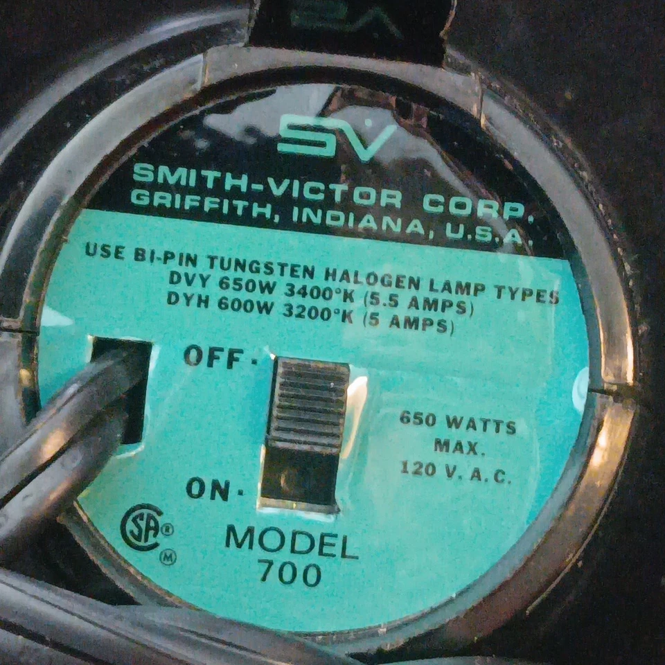 SMITH VICTOR K2R-A Lighting Kit w/ 3 700SG Lights 2 Tripods, Case With Key - Image 2 of 4