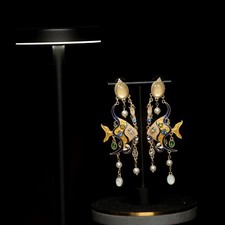 Orecchini Chiodo Dorato Lampadario Pesce Smalto Giallo Blu Pompon EH5