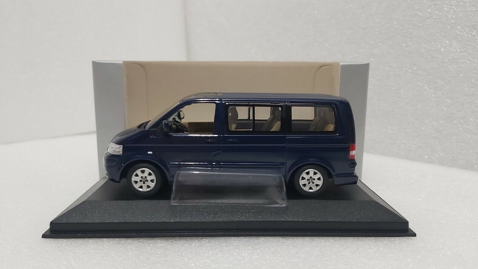 Volkswagen VW T5 Multivan 2003 Blue 1:43 Minichamps 842902102 Extremely  Rare!!