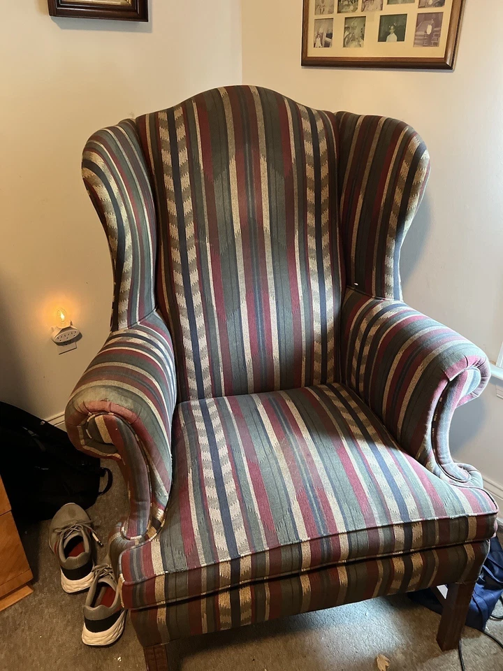 Silla de ala tapizada estilo Queen Anne Foto 3 de 3