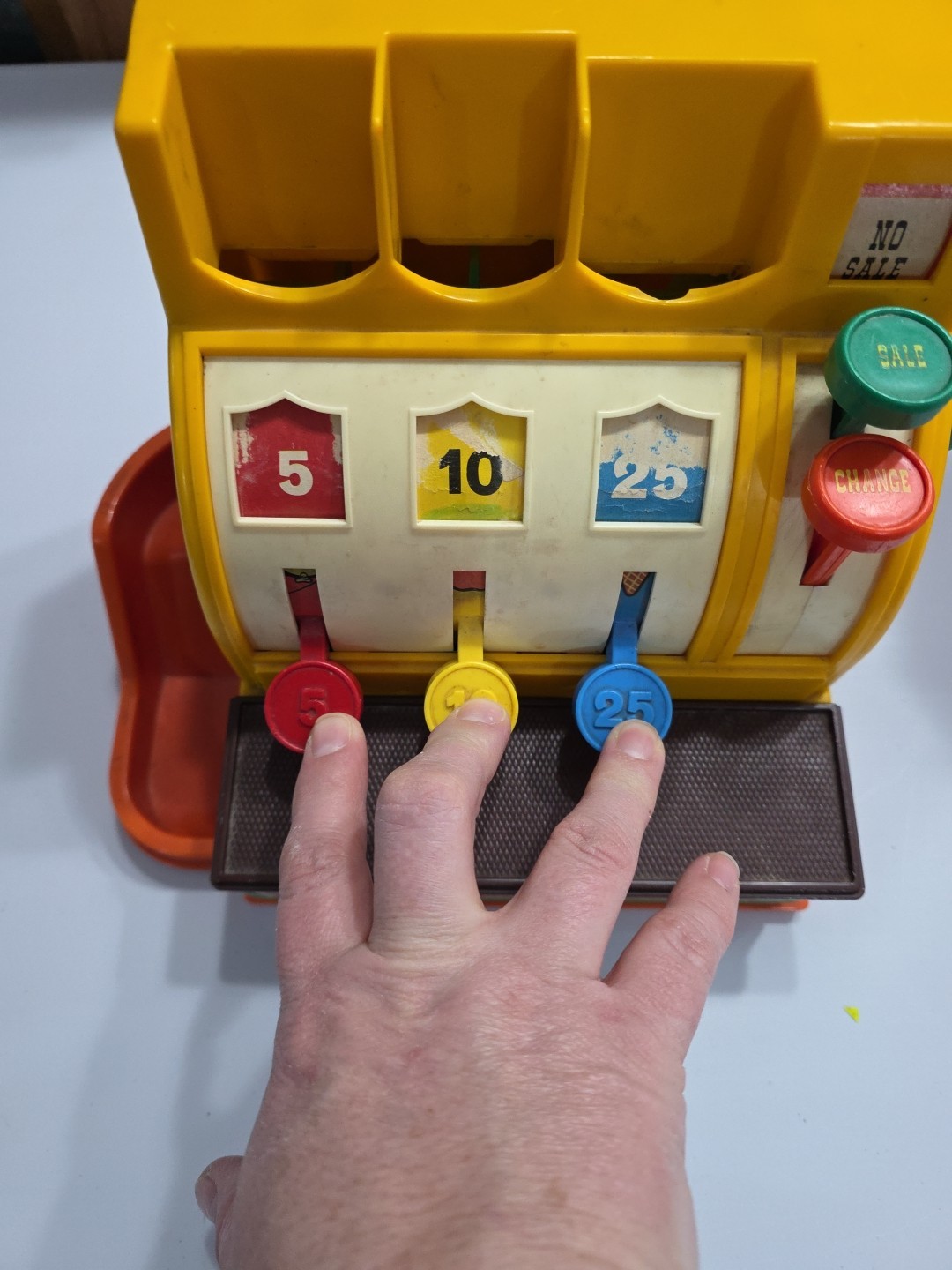 как выглядит Vintage 1974 Fisher Price 926 Cash Register w/4 Coins - All Buttons Bell Work фото