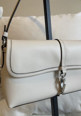 バッグ COACH Hampton Baguette Shoulder White Coach Hamptons Glovetanned White Chalk Leather Shoulder Bag CP132