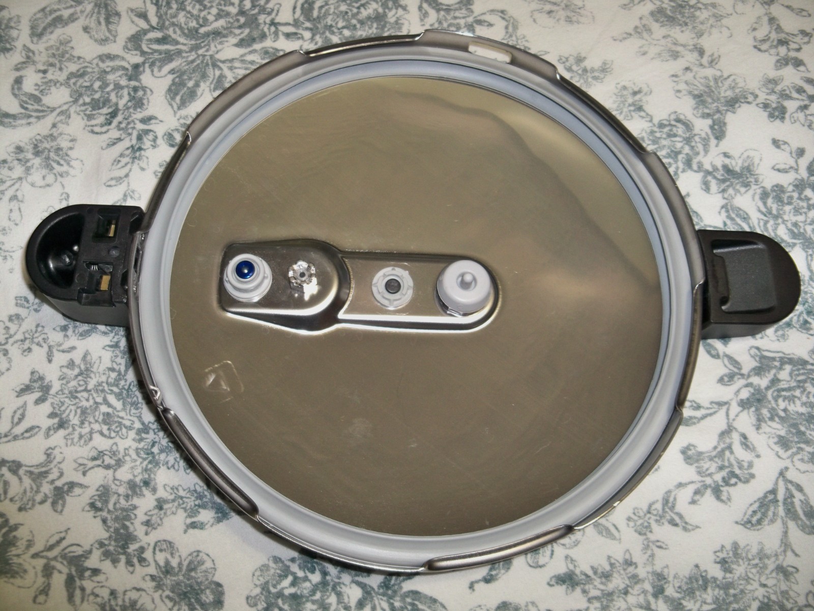 Fagor Chef Series 9.3L Pressure Cooker Pot + Manual + Steamer Basket - USED ONCE