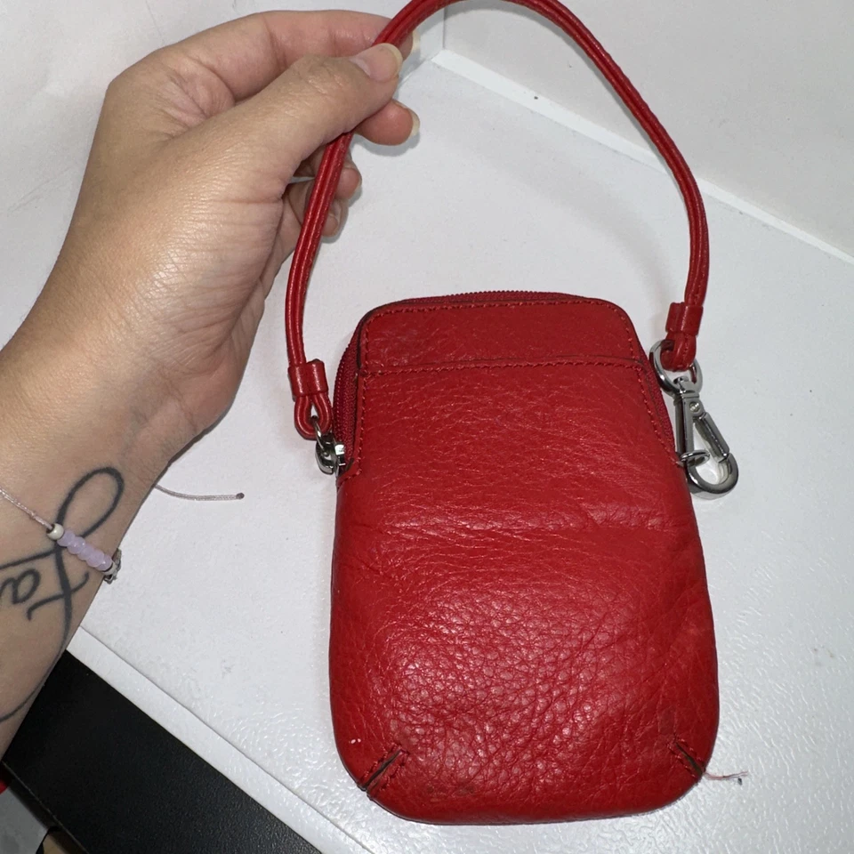 Cartera de muñeca de cuero rojo Calvin Klein Foto 2 de 4