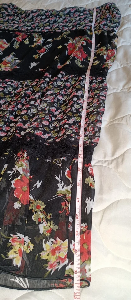 Falda Notations Negra Con Flores Rojas Talla Pequeña Grande Foto 4 de 4