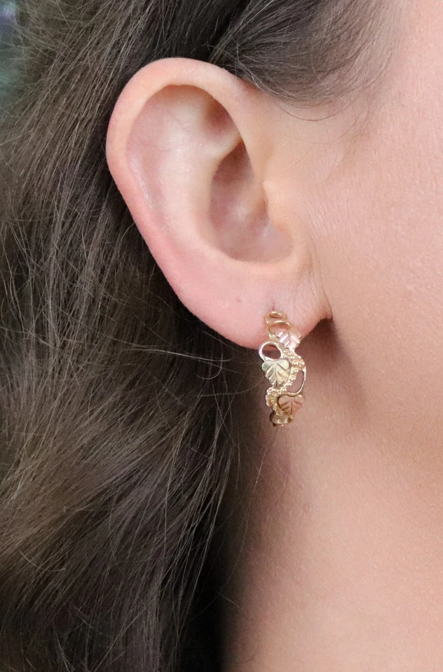 Pendientes de aro de hoja de oro amarillo de 10k Black Hills de 7/8" x 3/8" Foto 3 de 4