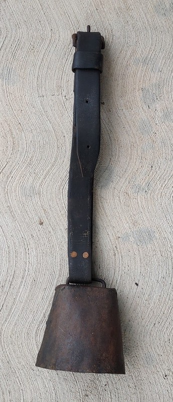 ANTIQUE COUNTRY PRIMTIVE LG. FORGED CAST IRON DAIRY COW BELL W/ LEATHER STRAP