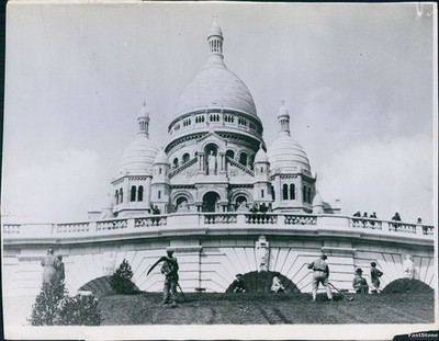 Sacre Coeur Basilica Atop Montmartre Mountain Ancient Lawn Photo 7x9