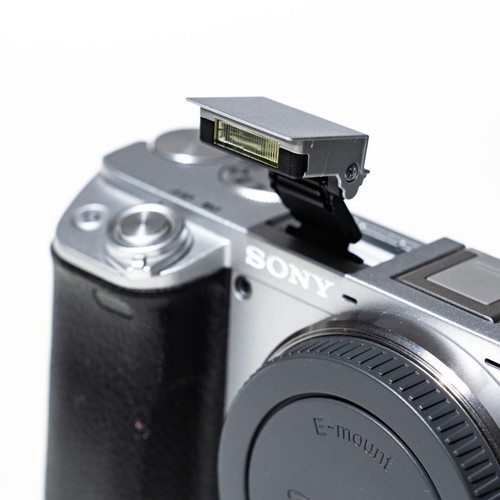 Ausgezeichnete Sony Alpha a6400 digitale 24,2-MP-Spiegelreflexkamera Body silberfarben Japan Express - Bild 7 von 9
