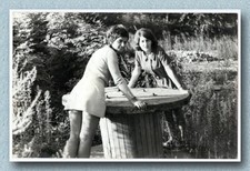 Donna sexy capelli corti in mini abito appoggiata a una bobina di cavo in legno vecchia foto