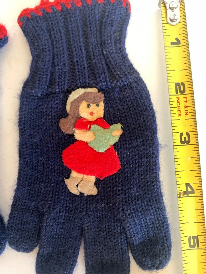 Guantes para niños tejidos a mano de colección con niña sosteniendo libro apliche hechos a mano 1949 Foto 2 de 4