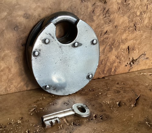 Vintage Belfry Brand Close Shackle 4 Lever Padlock + 1 Key. - Picture 4 of 5