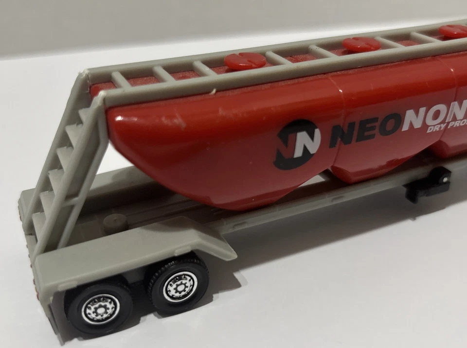 Matchbox Neo Nonta MBX Ford C-900 & Dry Bulk Hauler 1:64 Diecast Truck Cab 1:64 - Image 3 of 4