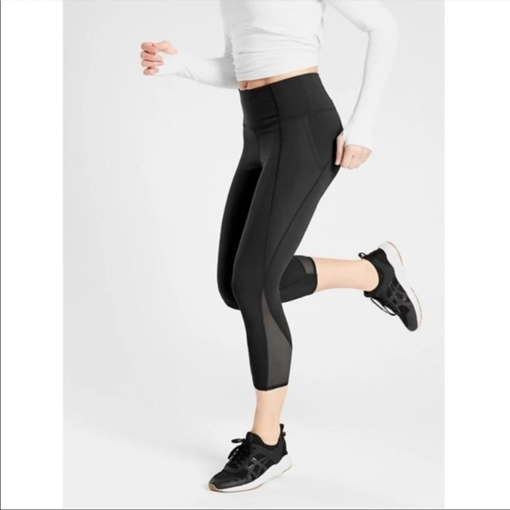 Athleta Lightning Capri Leggings in Black Stash Pockets Mesh Detail Size S