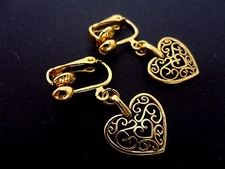 A PAIR OF GOLD COLOUR DANGLY HEART CLIP ON EARRINGS. NEW.