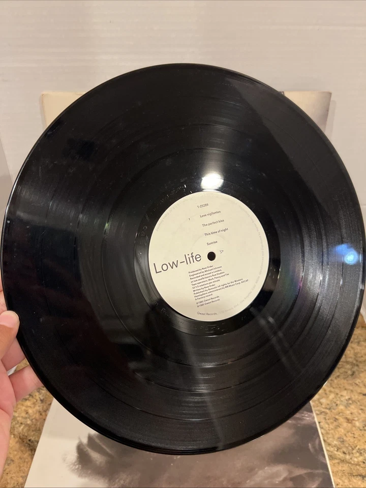 New Order Low-life LP 1985 Qwest Records 9 25289-1 SRC Press Sleeve Sash OOP Foto 2 de 4