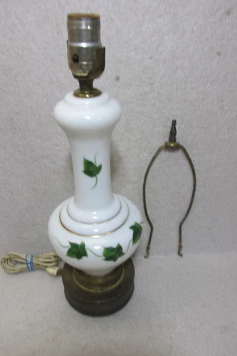 VINTAGE HAND PAINTED LEAVES on MILK GLASS w/ BRASS BASE TABLE LAMP