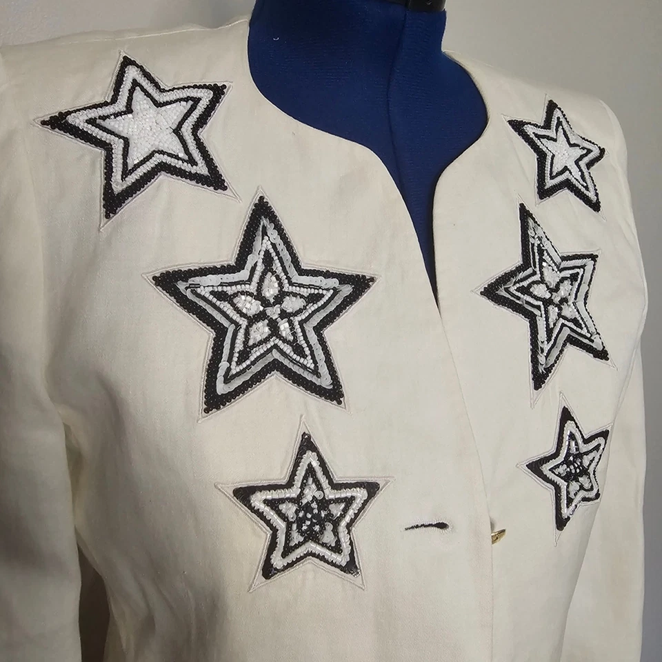 Blazer Escada vintage de lino blanco con bordado de estrella azul y blanco Foto 2 de 4