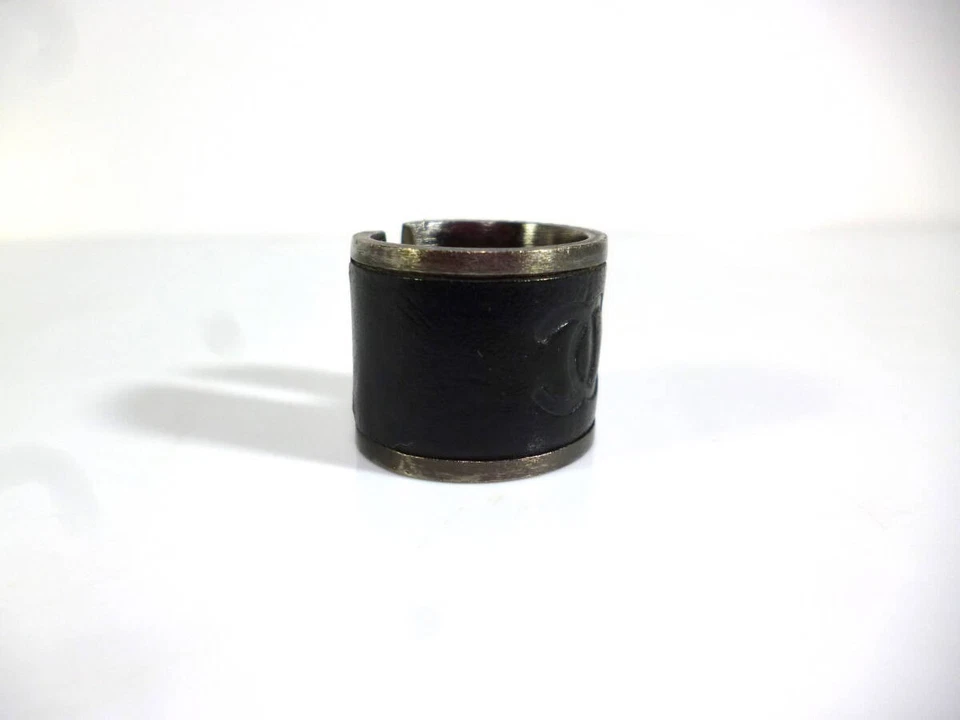 Кольцо с логотипом CHANEL Coco Mark черный металл кожа - Изображение 2 из 4