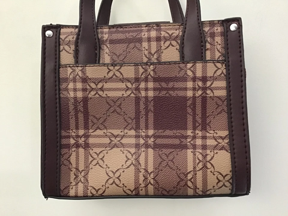 Cartera de mujer Nine West pequeña a cuadros borgoña - 7”x8” excelente estado Foto 3 de 4