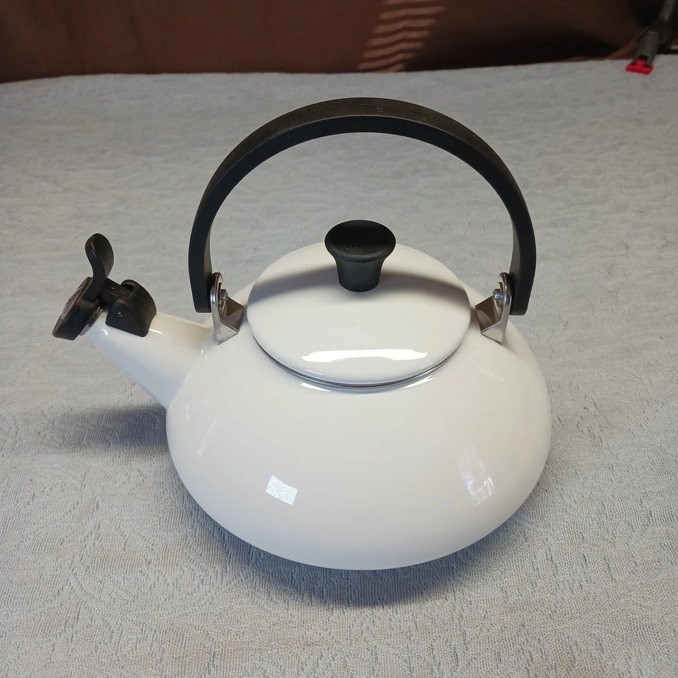 Tetera Zen LE CREUSET clásica blanca esmaltada sobre acero, 1,6 qt. Cerise Foto 2 de 4