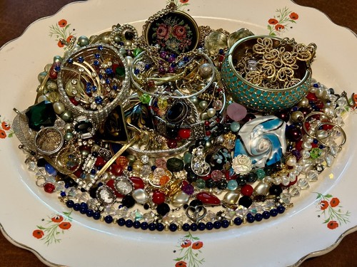 Lote de más de 1 1/2 libras de joyería vintage ropa/artesanía algunos broches collares de ley + - Imagen 13 de 17