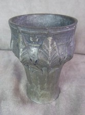 VASE ANCIEN en étain, décor floral. Signée: L. Kann.