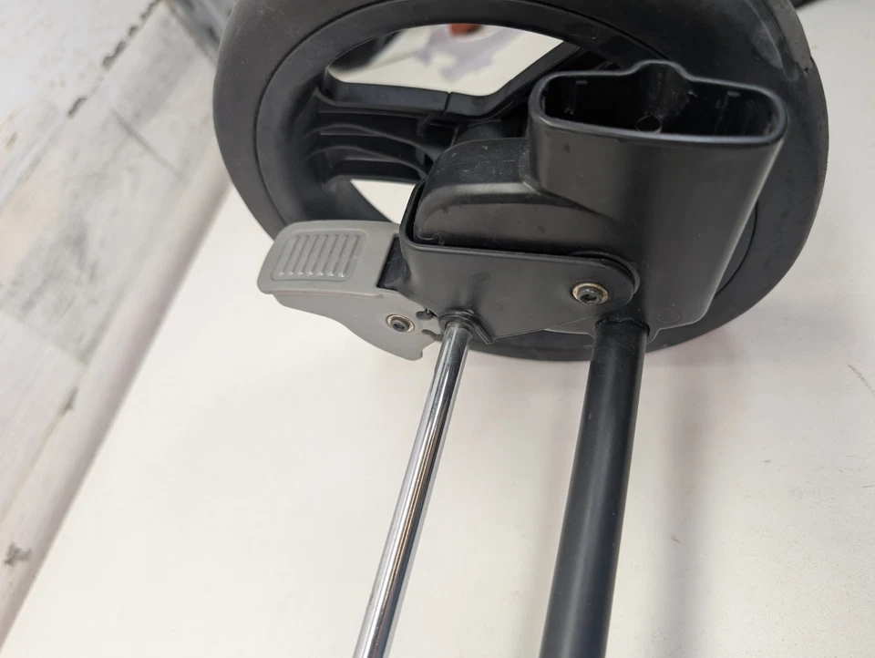 Cochecito Graco MDS Modos CK Click Connect Gotham Estándar Ruedas Traseras y Eje Foto 4 de 4